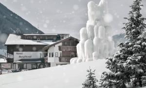 un grupo de esculturas de hielo en la cima de una montaña en Hotel Bergland en Cadipietra