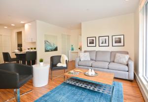 Coin salon dans l'établissement LIV Extended Stay
