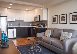 Cuisine ou kitchenette dans l'établissement LIV Extended Stay