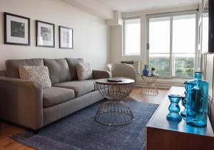 Coin salon dans l'établissement LIV Extended Stay