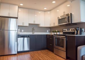 Cuisine ou kitchenette dans l'établissement LIV Extended Stay