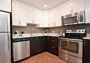 Cuisine ou kitchenette dans l'établissement LIV Extended Stay
