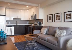 Cuisine ou kitchenette dans l'établissement LIV Extended Stay