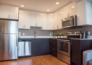 Cuisine ou kitchenette dans l'établissement LIV Extended Stay
