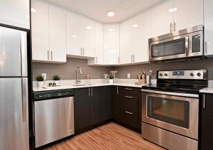 Cuisine ou kitchenette dans l'établissement LIV Extended Stay