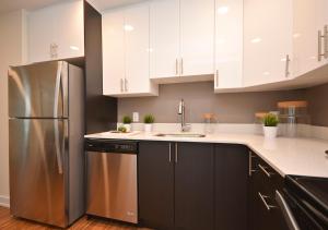 Cuisine ou kitchenette dans l'établissement LIV Extended Stay