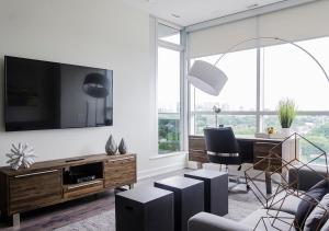 Télévision ou salle de divertissement dans l'établissement LIV Extended Stay