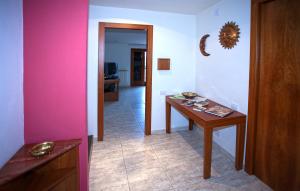 une chambre avec une table et un mur rose dans l'établissement My Place, à Airola