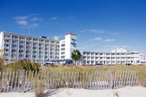 un grande edificio bianco di fronte a una spiaggia di Marquis De Lafayette a Cape May