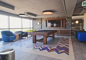 Coin salon dans l'établissement LIV Extended Stay
