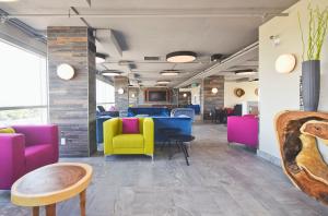 Coin salon dans l'établissement LIV Extended Stay