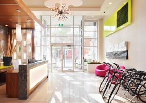 un hall d'un magasin avec un tas de vélos dans l'établissement LIV Extended Stay, à Ottawa