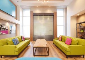 Coin salon dans l'établissement LIV Extended Stay