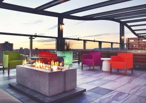 Coin salon dans l'établissement LIV Extended Stay