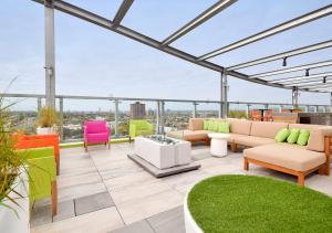 eine Dachterrasse mit Gartenmöbeln und Stadtblick in der Unterkunft LIV Extended Stay in Ottawa