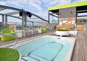 Piscine de l'établissement LIV Extended Stay ou située à proximité