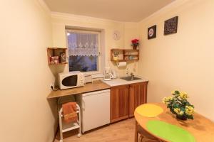 eine kleine Küche mit einem Tisch und einer Mikrowelle in der Unterkunft Endla Hotell in Viljandi