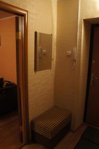 トムスクにある1комнатная до 4 чел на Железнодорожной 1のバスルーム(鏡、ドア付)のベンチが備わります。