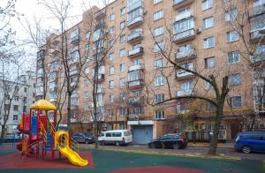 モスクワにあるLuxApartments - Красная Пресняの建物前の滑り台付き遊び場
