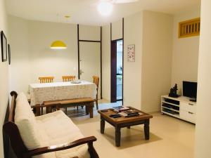 a living room with a couch and a table at Apartamento Cabo Frio 3Q in Cabo Frio
