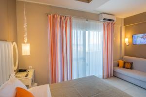 Кровать или кровати в номере WhiteSands Beach Resort
