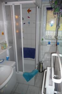 Kylpyhuone majoituspaikassa Ferienwohnung Mebes