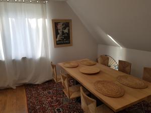una sala da pranzo con tavolo e sedie in legno di Apartment am Park a Lehrte