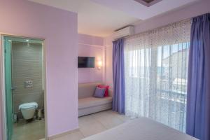 Кровать или кровати в номере WhiteSands Beach Resort