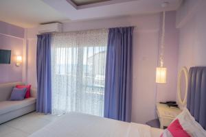 Кровать или кровати в номере WhiteSands Beach Resort