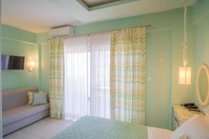 Кровать или кровати в номере WhiteSands Beach Resort