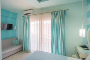 Кровать или кровати в номере WhiteSands Beach Resort