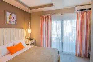 Кровать или кровати в номере WhiteSands Beach Resort