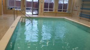 Poolen vid eller i närheten av 2 BEDROOM 2 Bathroom Best Value Prime Location in Missisauga