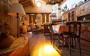 uma sala de jantar com uma mesa e cadeiras num quarto em Casa de Montaña La Solana de Turza em Turza