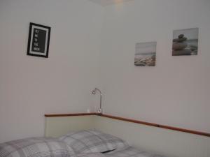 ein Schlafzimmer mit einem Bett und einer Uhr an der Wand in der Unterkunft Haus Polly in Strasshof an der Nordbahn