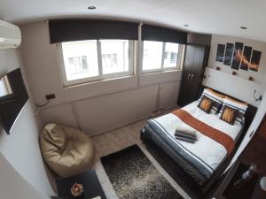een kleine kamer met een bed en een raam bij Studio 5 Corners in Sofia