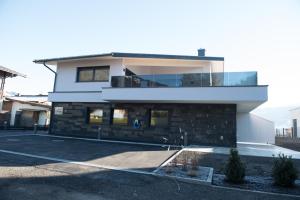 Un grand bâtiment blanc avec de nombreuses fenêtres dans l'établissement Haus Christine, à Zell am See