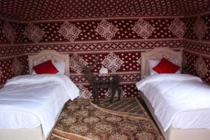 Postel nebo postele na pokoji v ubytování Wadi Rum Quiet Village Camp