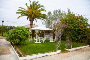 a house with a palm tree and a table and chairs at Chalet piscina jakuzzi sevilla in Hacienda de Tarazona