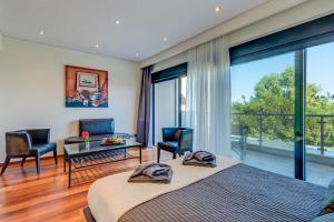 カト・ダラトソにあるVilla Alexandrosのベッドルーム1室(ベッド2台、テーブル、椅子付)