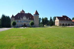 ein großes Haus mit einem Grasfeld davor in der Unterkunft Ferienhaus Stolpe USE 2481 in Stolpe auf Usedom