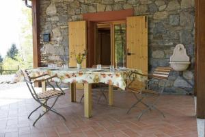 MiazzinaにあるIl Rustico Piemonteseのパティオ(テーブル、椅子付)