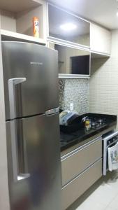 een roestvrijstalen koelkast in een keuken bij Apartamento em Golf Ville Resort in Aquiraz