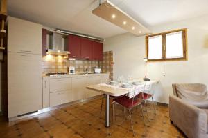 una cucina con tavolo e sedie in una stanza di Rustico La Vigna a Cannero Riviera