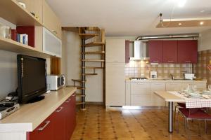 una cucina con tavolo e una scala di Rustico La Vigna a Cannero Riviera Altre 37 foto