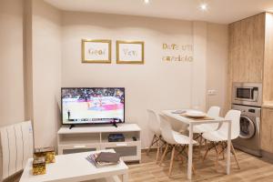Televízia a/alebo spoločenská miestnosť v ubytovaní Apartamentos Boutique Salamanca