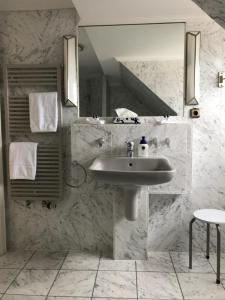 a bathroom with a sink and a mirror at Hotel De Insulåner in Langeoog