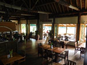 En restaurant eller et andet spisested på Rainforest Eco Lodge