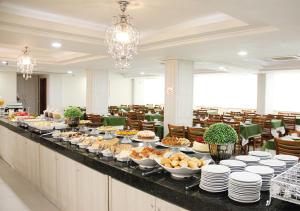 ein Buffet mit Speisen auf einem Tisch in einem Restaurant in der Unterkunft Hamburgo Palace Hotel in Balneário Camboriú