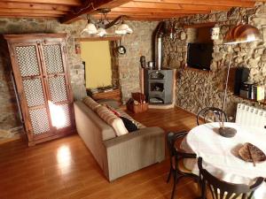 a living room with a couch and a table at El Requexu de Cervera in Cervera